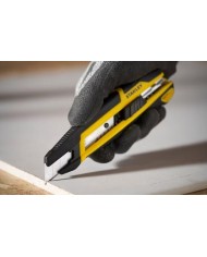 CUTTER STANLEY CON SEGMENTACION CUCHILLA Y RUEDA 18 MM.