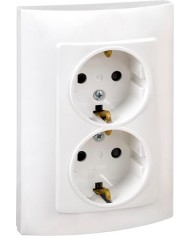 BASE ENCHUFE DOBLE EMPOTRAR SIMON 10 BLANCO 12X8,3X4,85 CMS.